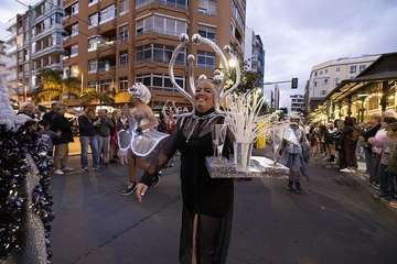  Telde disfruta con el pasacalle de los protagonistas del Carnaval de 'Studio 54'/Lpacarnaval.